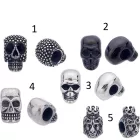 Fekete Színű (2) Nemesacél Koponya Charm 