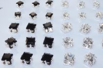   Fekete Strasszos Kocka Fülbevaló Ezüst Színű Fém Pálcán 3,5mm