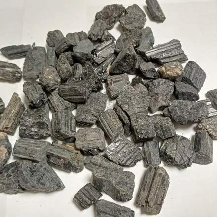 Fekete Turmalin (4) Ásványtörmelék Marokkő 10-30x10-20x6-20mm 20-25g