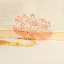   Rózsaarany Színű Lótuszvirág Könyvjelző Arany Színű Bojttal 6,5x4,3cm