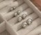  Ezüst Színű Szintetikus Kagyló Gyöngy Fülbevaló Ezüst Színű Fém Pálcán 6mm